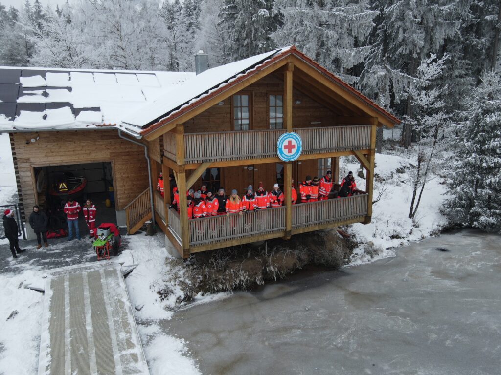 Notfallsanitäter an der Wachhütte Drohnenaufnahme