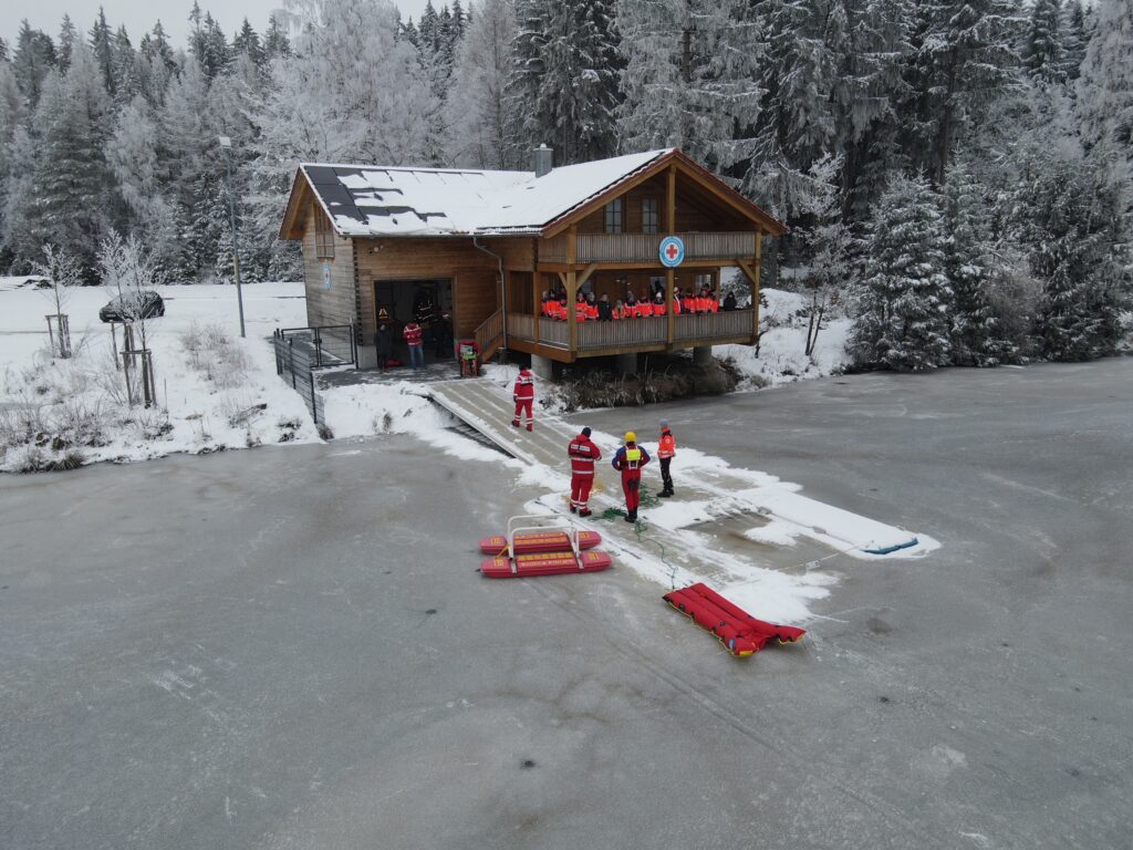 Notfallsanitäter an der Wachhütte Drohnenaufnahme